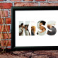 Słowo KISS ME - wydruk obramowany